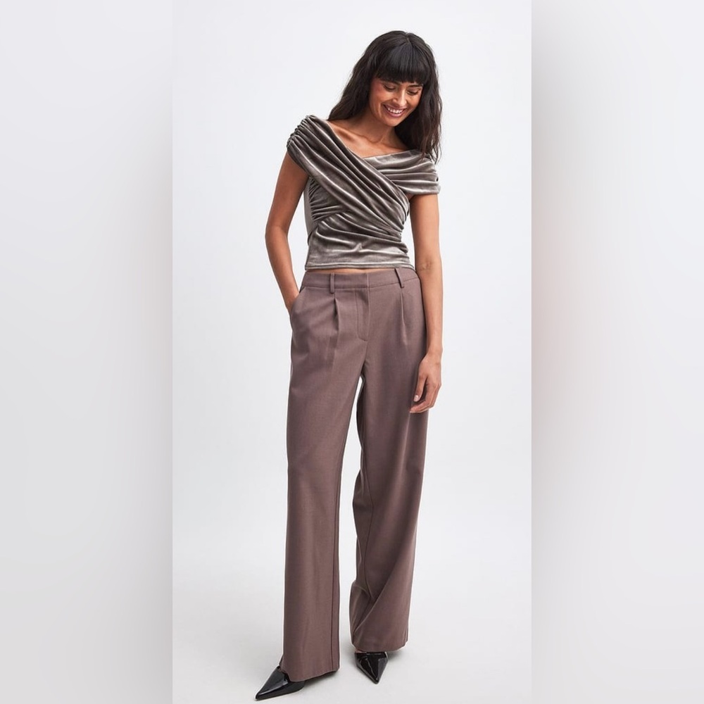 NA-KD Off Shoulder Velvet Top in Light Taupe